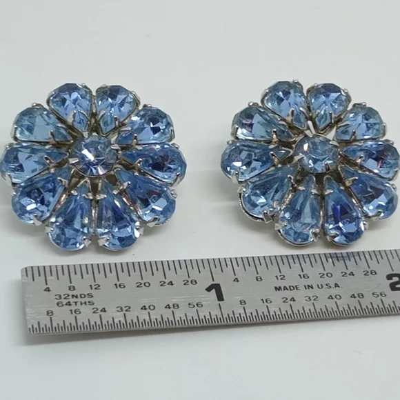 * vintage signed Weiss Blue Teardrop rhinestones cluster flower clip on earrings - Picture 2 of 6